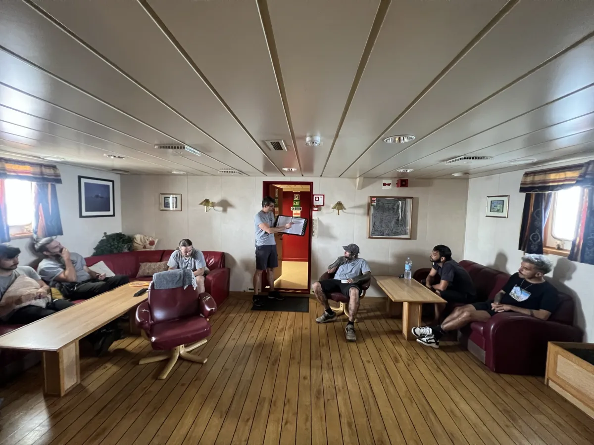 Briefing de tripulación durante una sesión de capacitación marítima a bordo