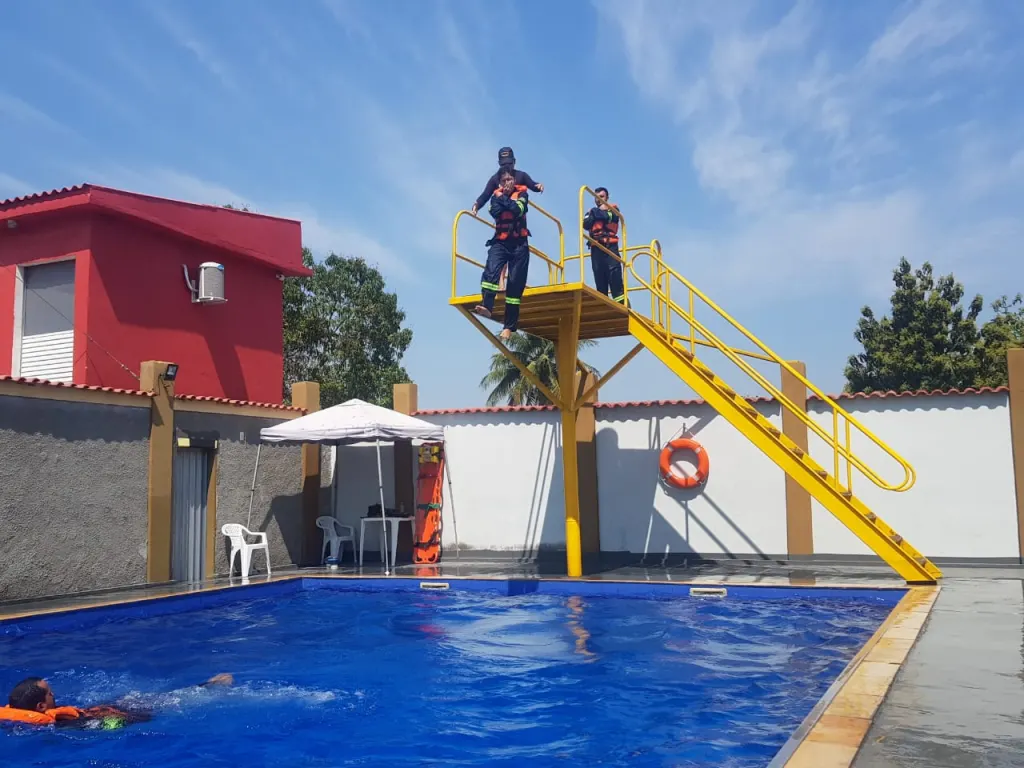 Formación técnica marítima con ejercicio práctico de adiestramiento y abandono