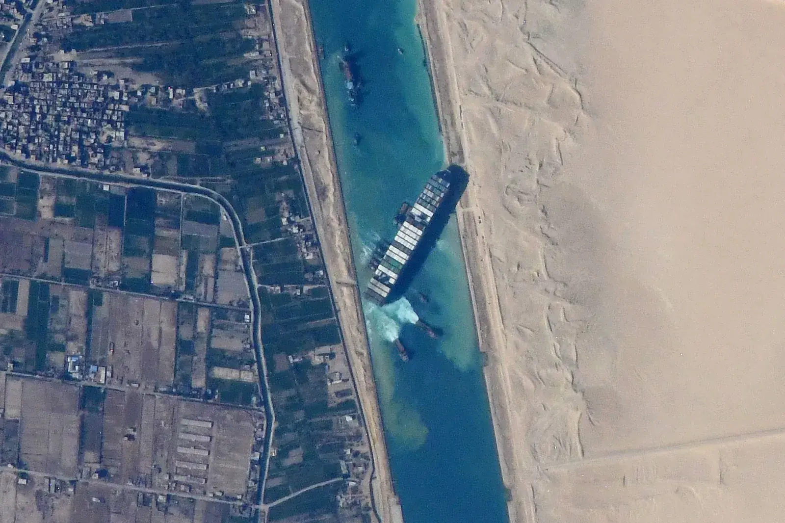 Vista satelital ISS del bloqueo del Ever Given en el Canal de Suez, marzo 2021