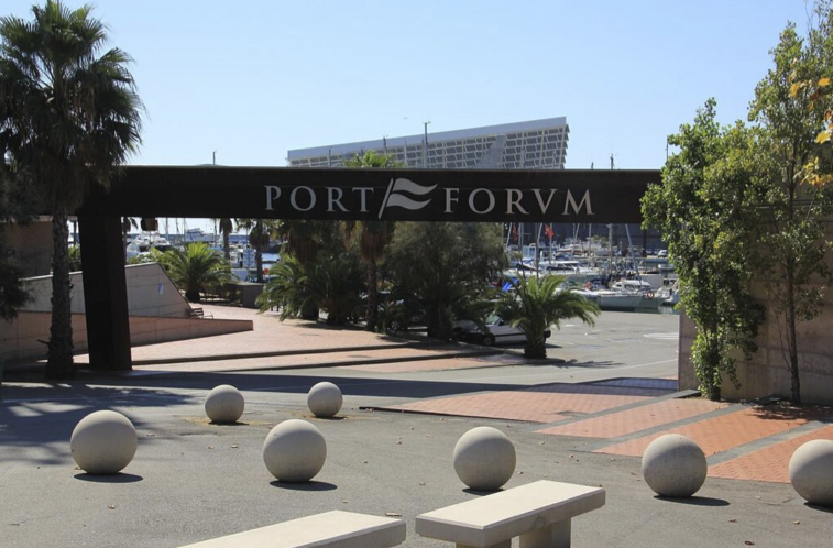Entrada principal al Puerto de Port Fòrum con el arco PORT FORVM