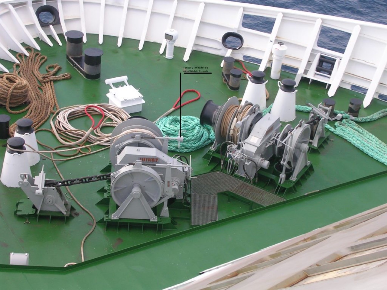 Equipos de cubierta con molinetes y cabos para maniobra