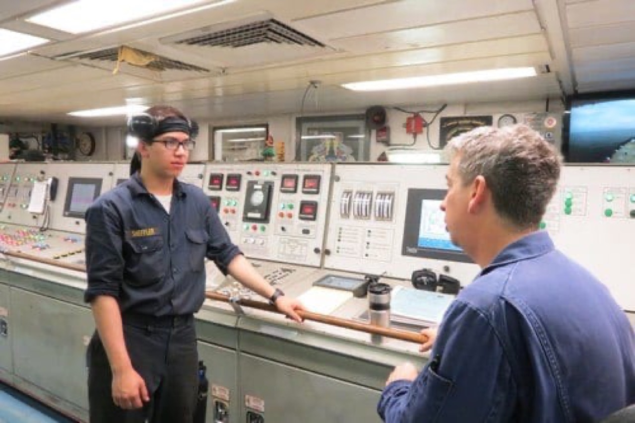 Vista general de sala de máquinas con equipos auxiliares y pasarelas