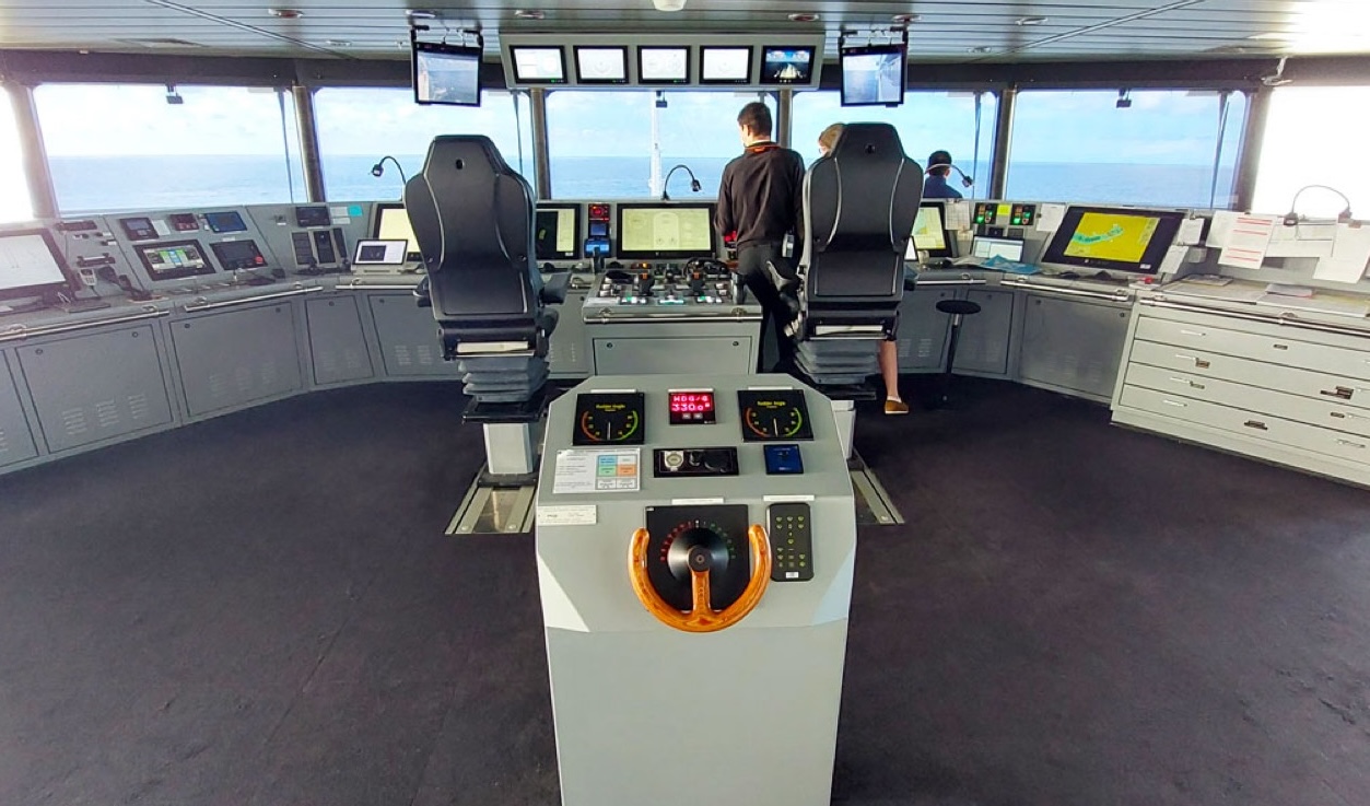 Consola moderna de puente con instrumentos de navegación