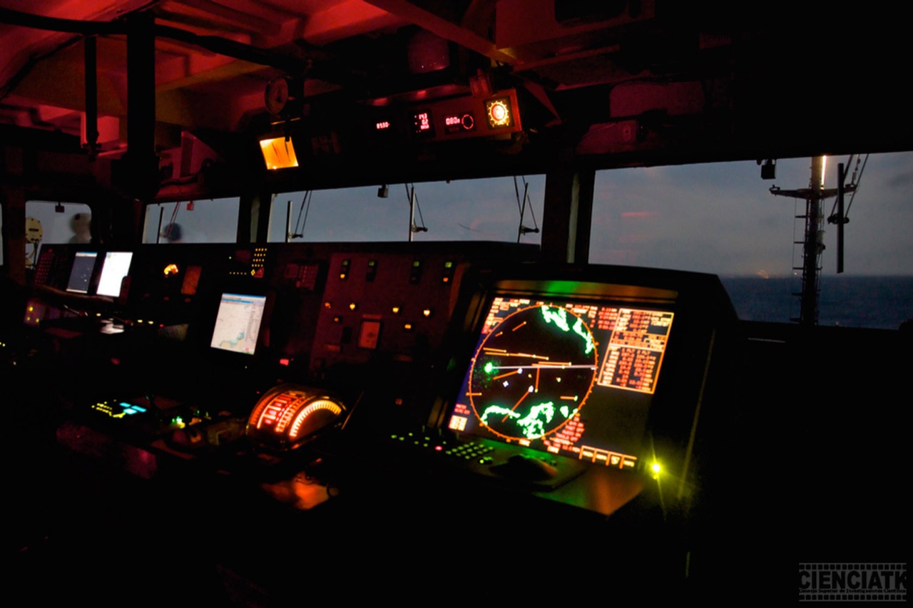 Guardia nocturna en puente con radar operativo